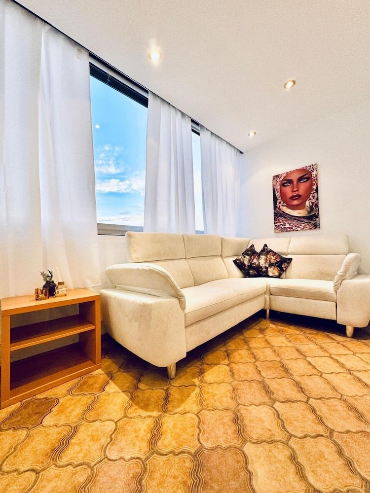 7 private Rooms in a spacious Villa