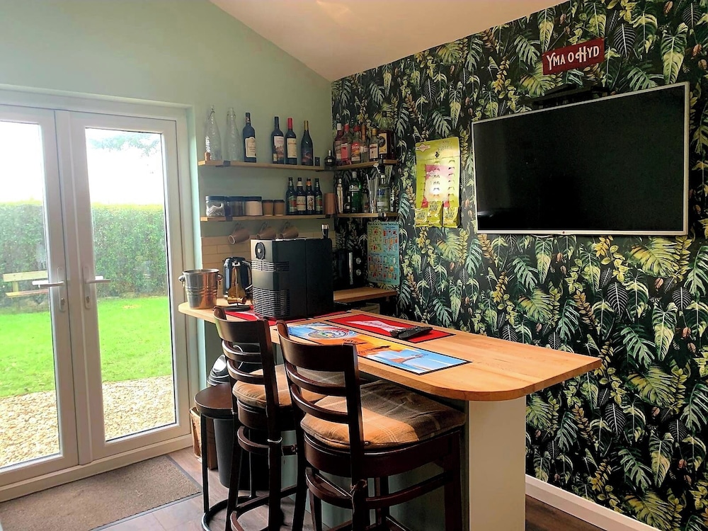 Y Caban-the Cabin-1 Bed-sleeps 2-parking-fast Wifi