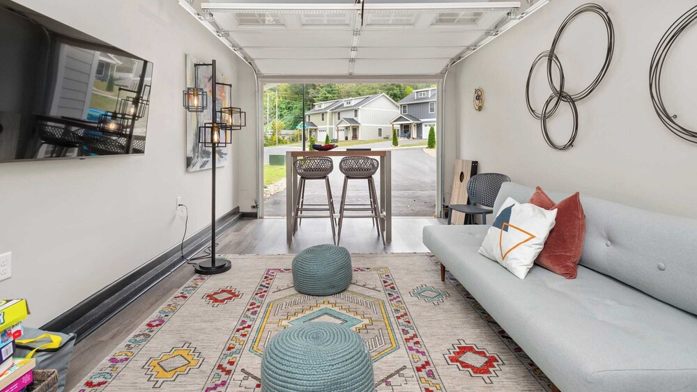 10 Townhomes, Sleeps 89 6 Mins to DT Asheville Sycamore Cove by Avantstay