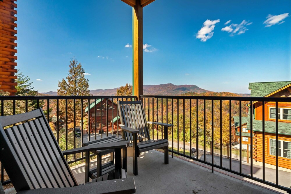 All Fun & Games by Avantstay Indoor Pool, Game Room, Theater, Mountain Views Near Pigeon Forge & Dollywood