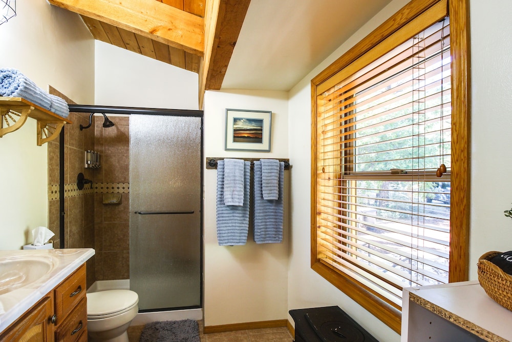 Hot Tub + Decks: Sherwood Forest Cabin