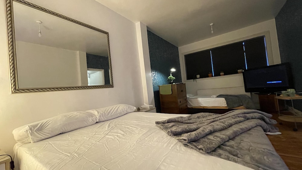 Lovely Flat Near Train Station and Central London