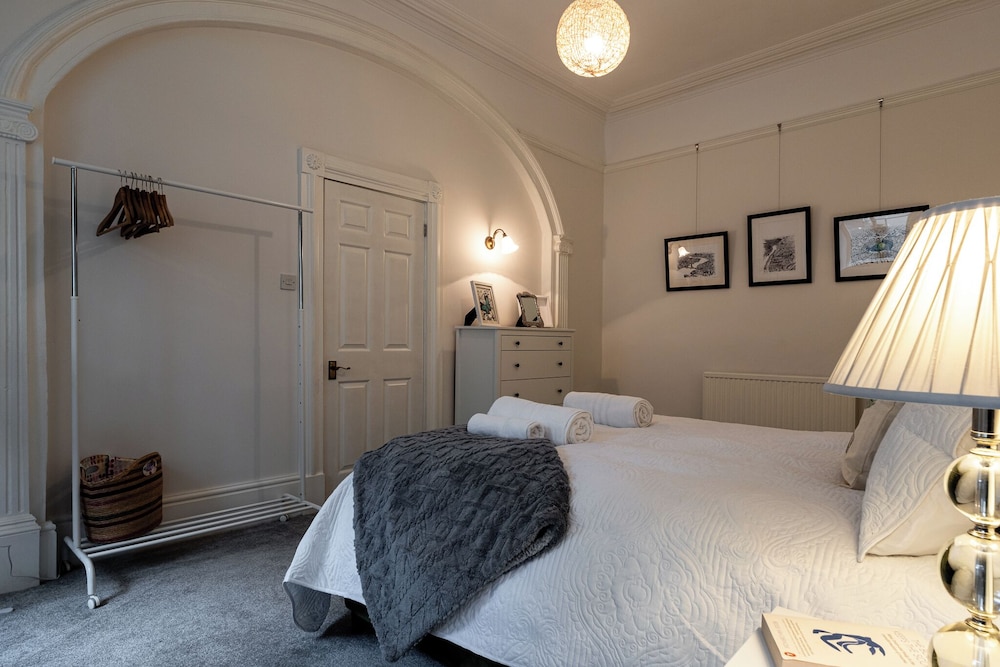 Garden Flat Apartment in Grosvenor Place