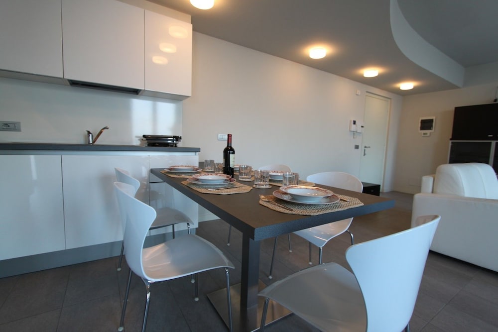 Luxury Apartment Front Lake View view 4
