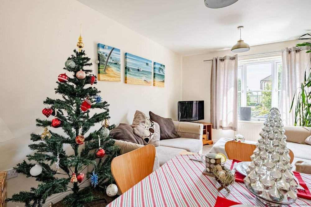 2 Bed Flat - Sleeps 4 - Pets - Parking - Garden