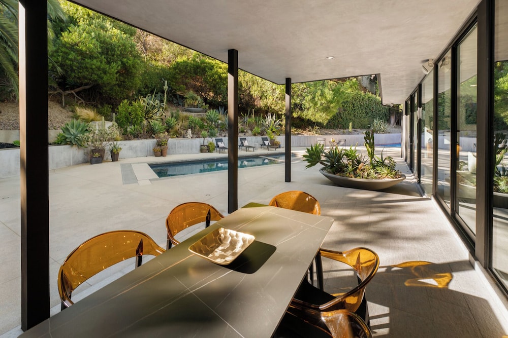 Valea Estate - Secluded Beverly Hills Retreat 1-acre Oasis