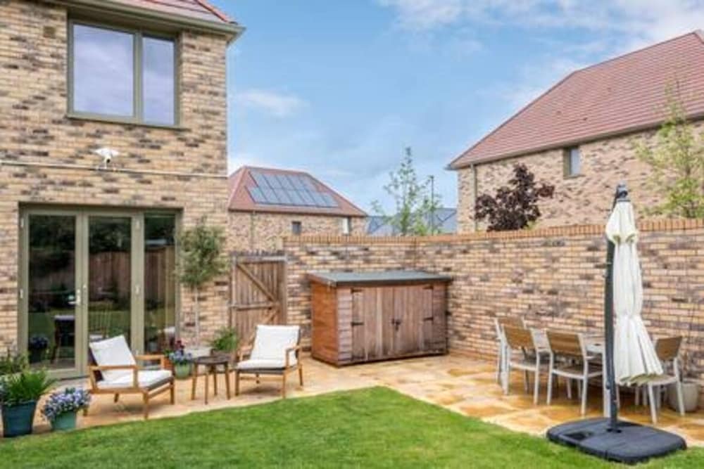 Family-friendly Getaway - Garden Parking Sleeps 7