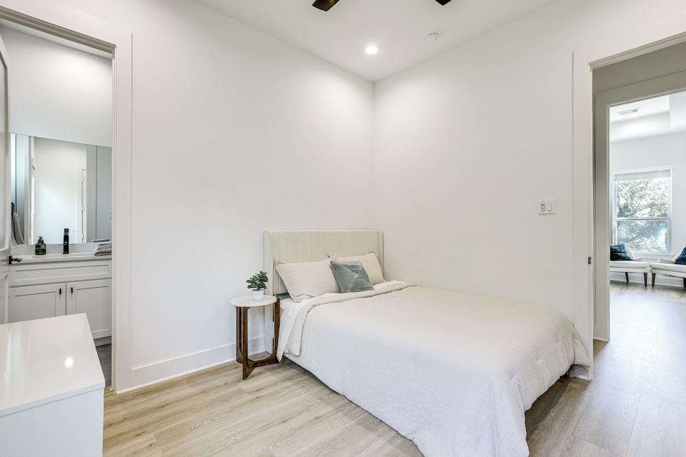 Townhome 2 Mi to Hermann Park, Zoo & Museums!