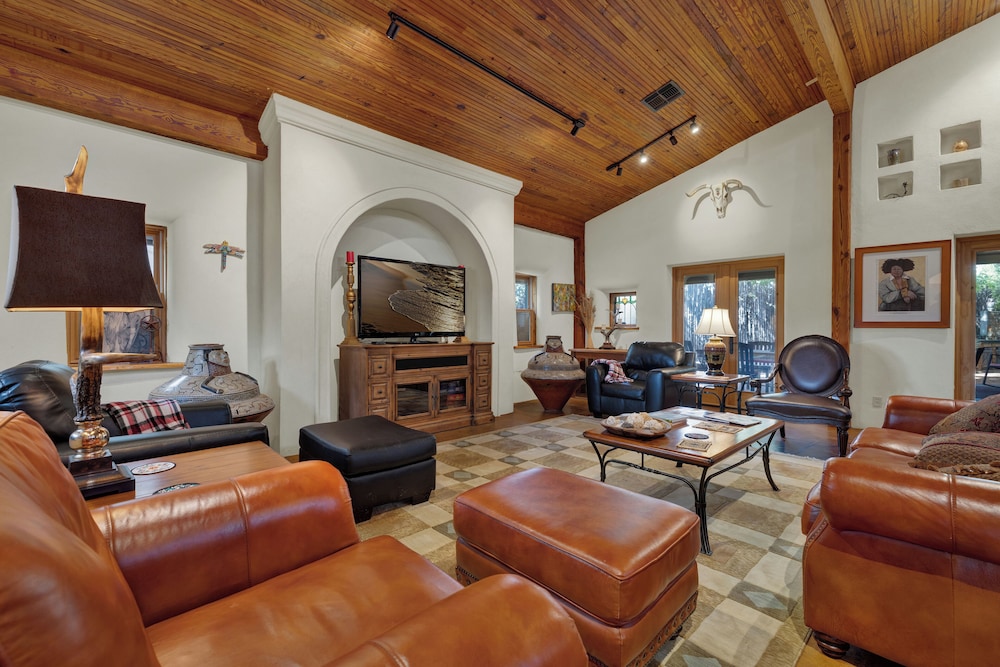 The Willows Casa Grande + Sundown Suite Sleeps 13 - Close to Main St