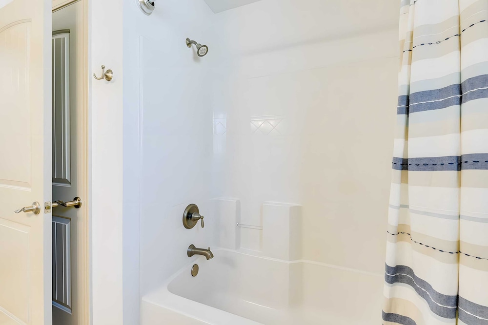 Salty Rose Inn by Avantstay Inlet Beach Home w/ Porch, Firepit & Pool Access