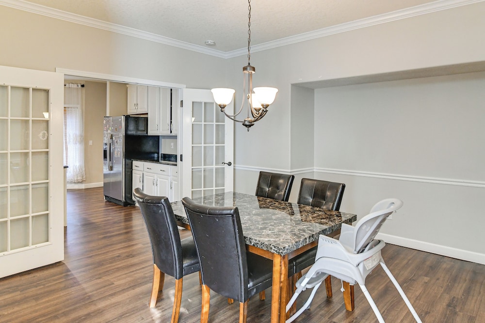 Des Moines Suburb Stay w/ Spacious Layout & Deck!