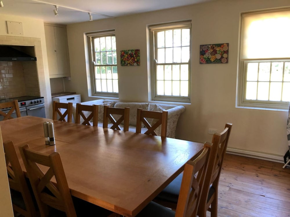 Stunning Hall Cottage Near York and Leeds