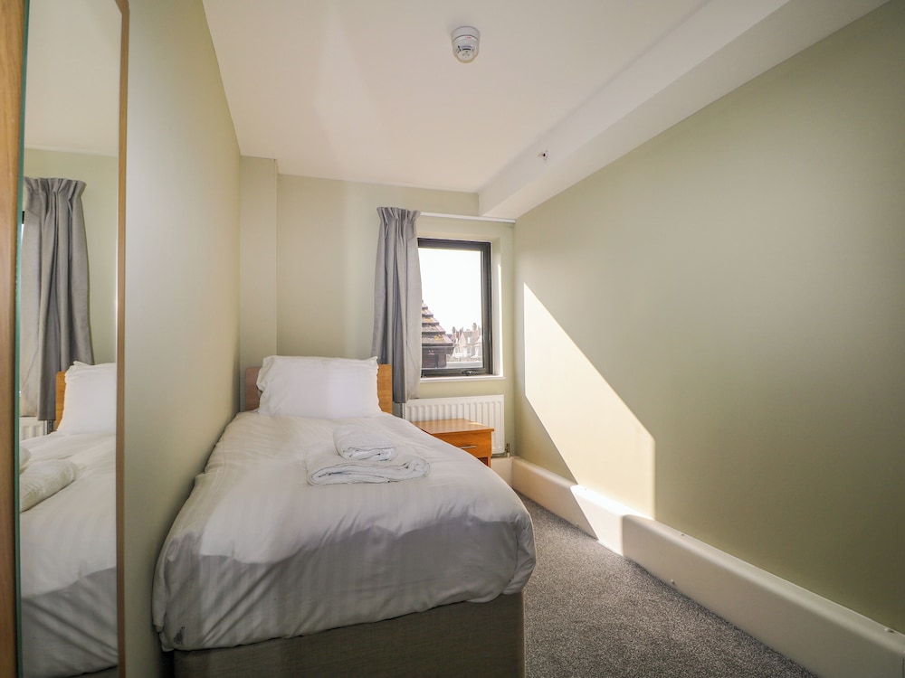Flat 32 - Marine Court