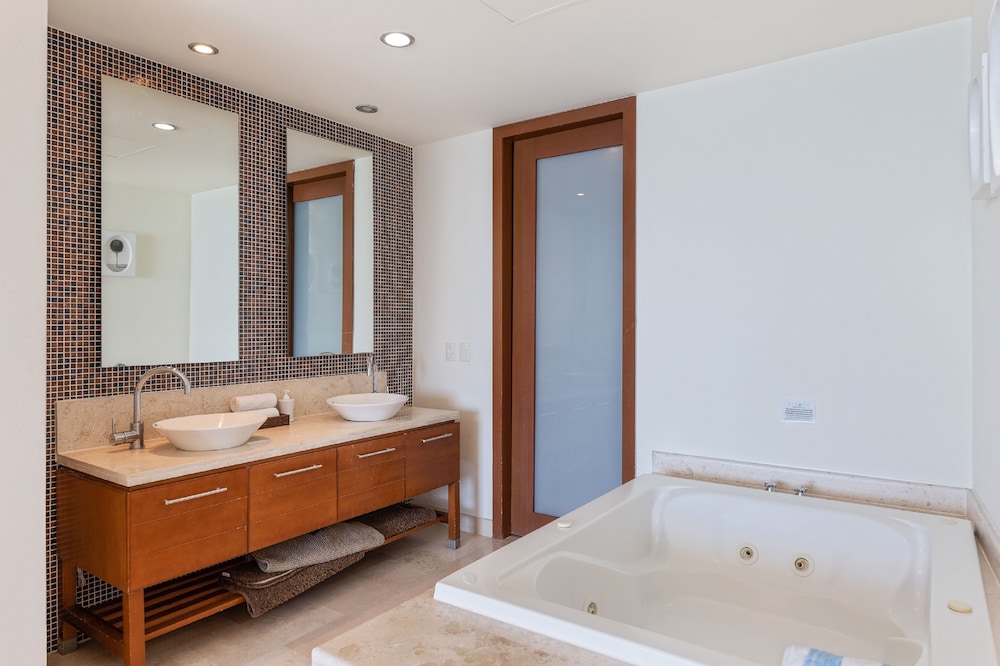 Encanto Living 1103 -3BR by Kivoya