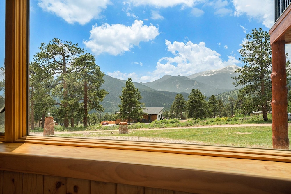 Frontier Mountain Retreat - Monthly Long-term Vacation Rental 30 Days Minimum -- Estes Park 1 Bedroom Apts by RedAwning - Property Image 3