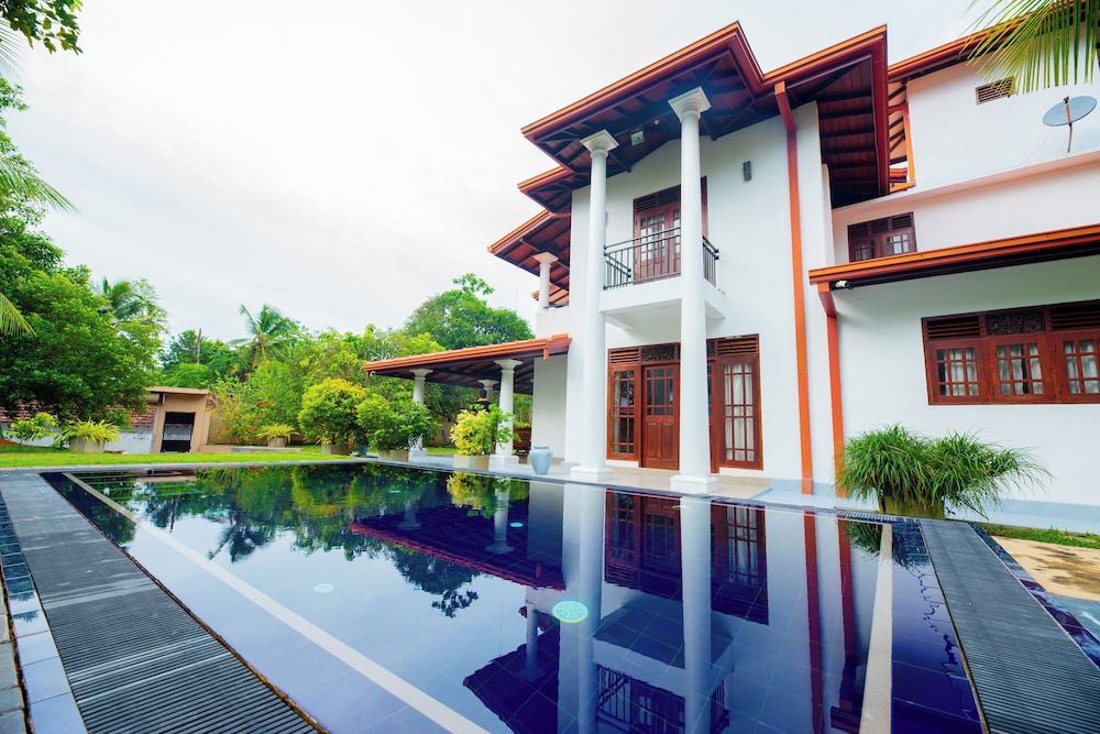 Villa Almond Leaf