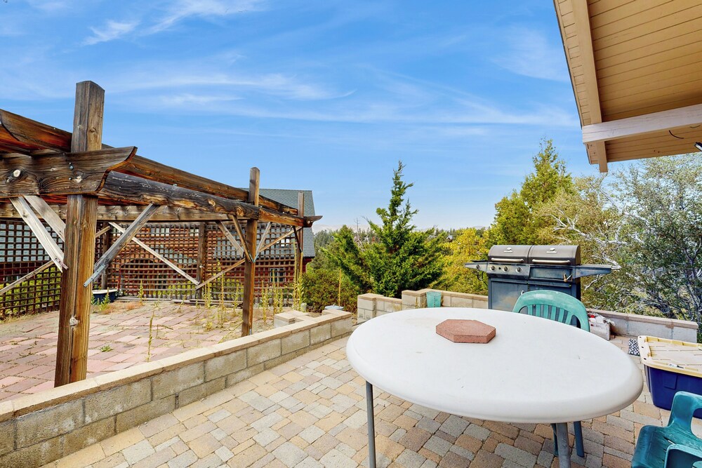 Mountain & Lake View Dog-friendly Retreat