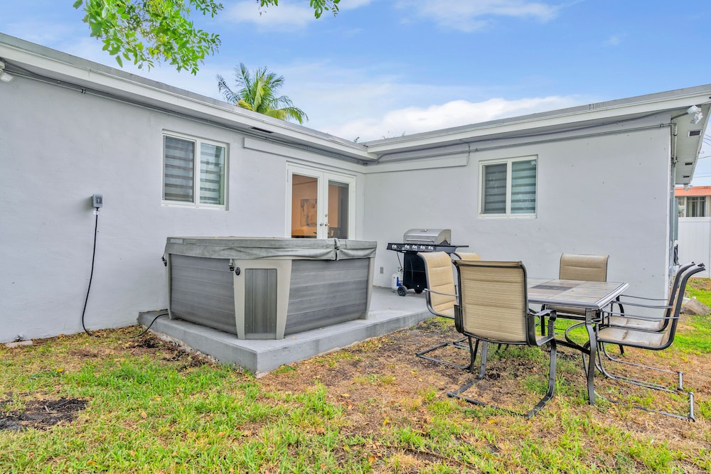 Hollywood Hills House w Backyard-BBQ - Image 3