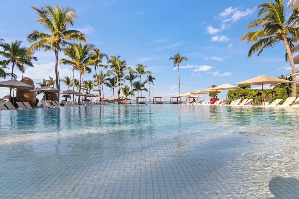 Oceanview 3BR Apt With Beach Access - Pools - Gym