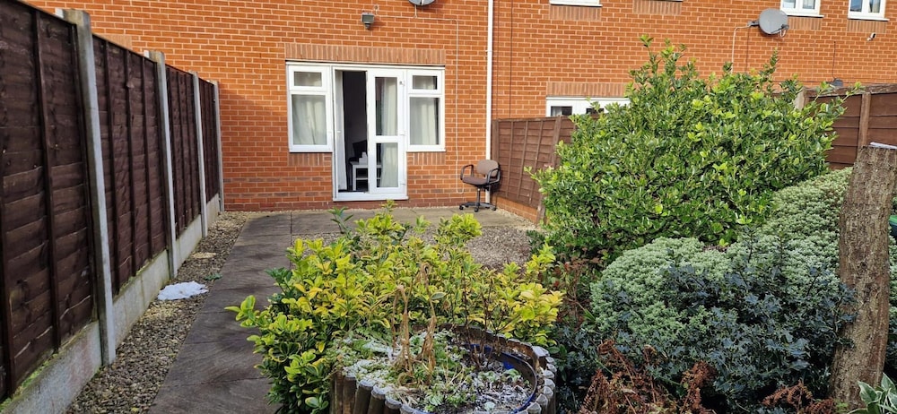 Housesleeps5-garden-parking-familyfriendly