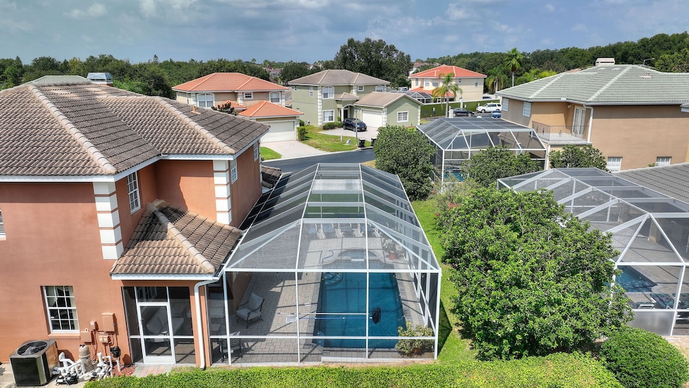 6 Bedroom Premium Home With Pool, Spa and Games Room #800 view 2