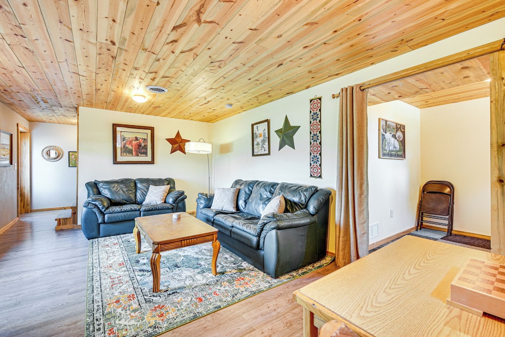 3 Mi to Dtwn: Mtn-view Retreat in Hot Springs!