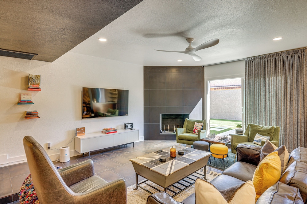 Modern Scottsdale Townhome w/ Heated Pool Access