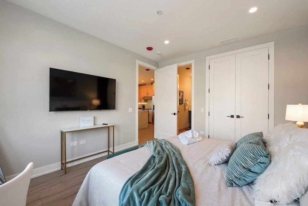 Modern 2br2ba Condo Free Parking and Balcony