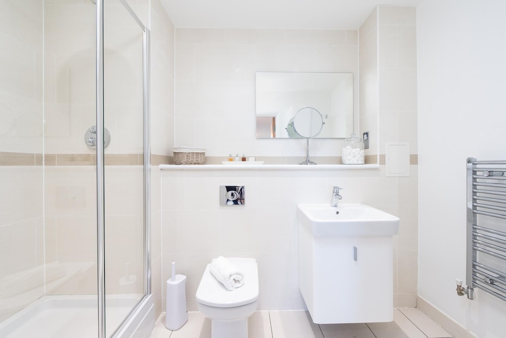 Two Bedroom Flat With Balcony in Central Wimbledon by Underthedoormat