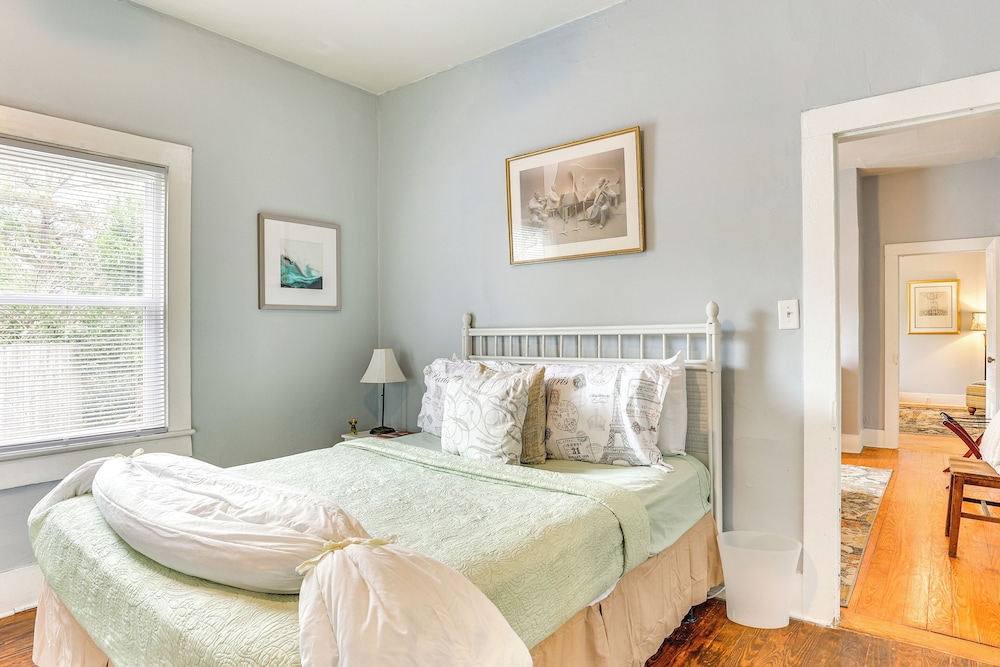 1 Mi to Dtwn Wilmington: Quiet Cottage w/ Deck