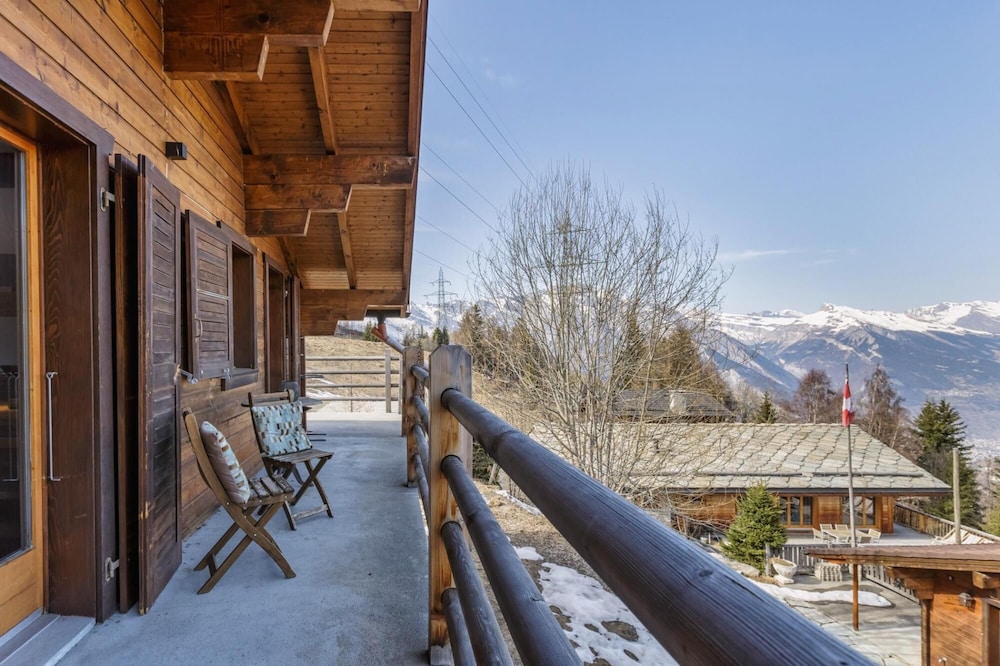 Chalet Capricorne -impeccable Ski in out Chalet With Sauna and Views