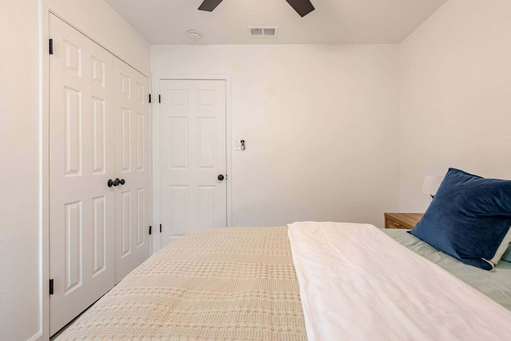 Modern 3br Townhouse Near Brushy Creek 3 Bedroom Duplex