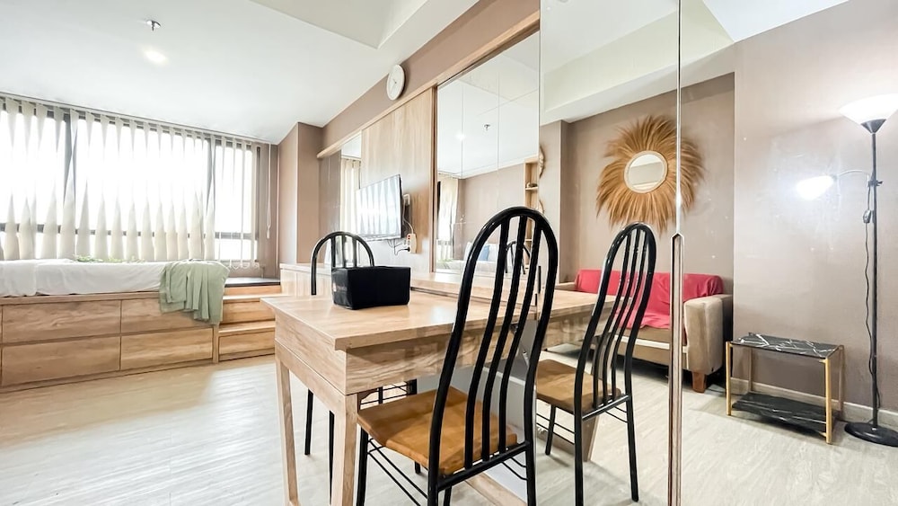 Earth Toned Studio Apartment Collins Boulevard