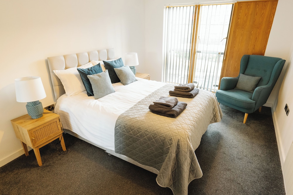 Sheffield 2nd Fl 2 Bed City Apartment view 3