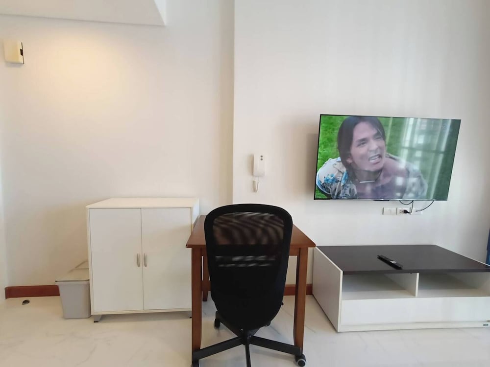 Luxury Large One Bedroom Seaview Serviced Apartment at Wongamat, Pattaya