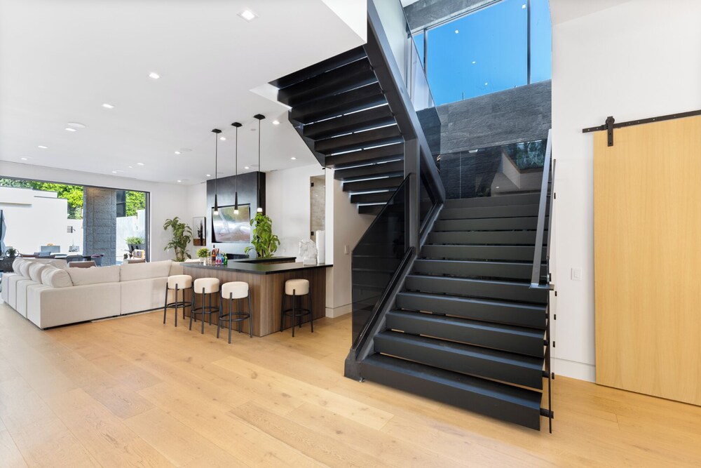 Melvin - Modern Contemporary Estate w/ Backyard + Pool & Spa
