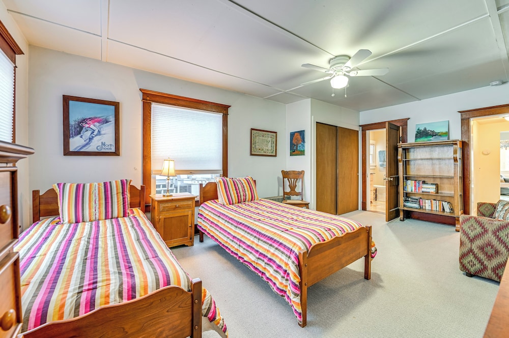 Walk to Town & River: Cozy North Creek Cottage