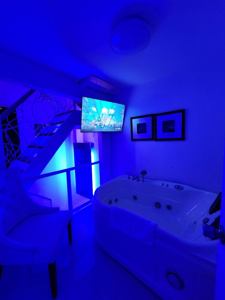 Kandi Suites 2BR with private Jacuzzi