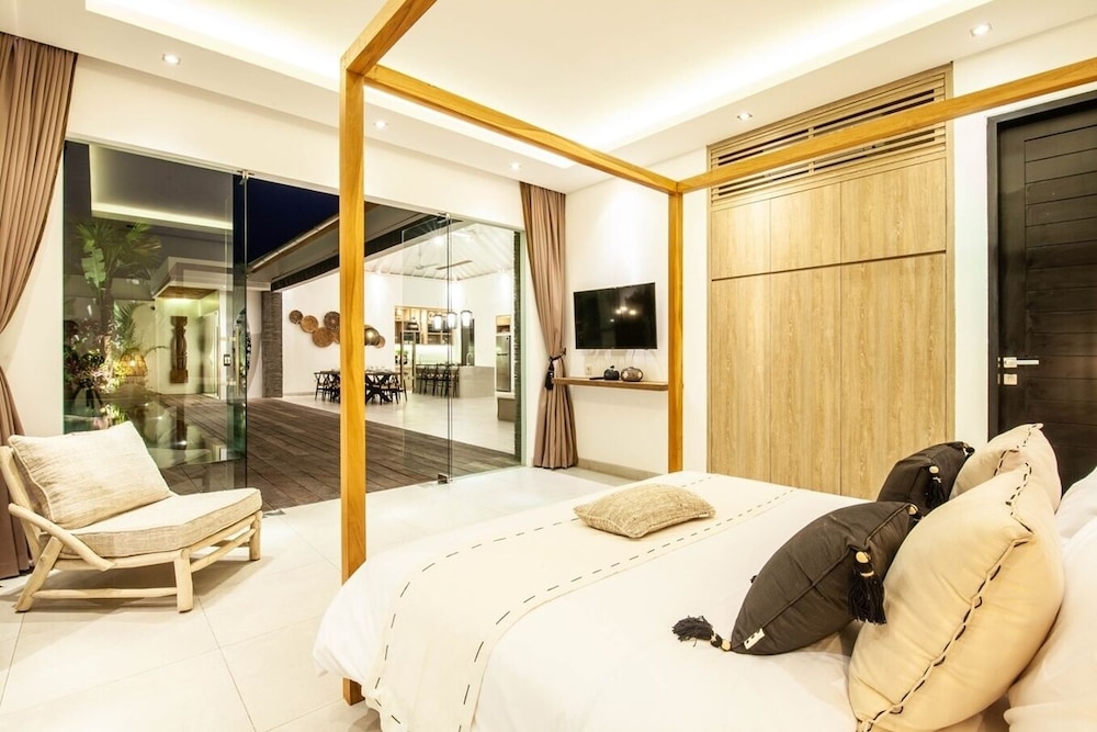 Contemporary 4BR Villa, 400m to Canggu Shore