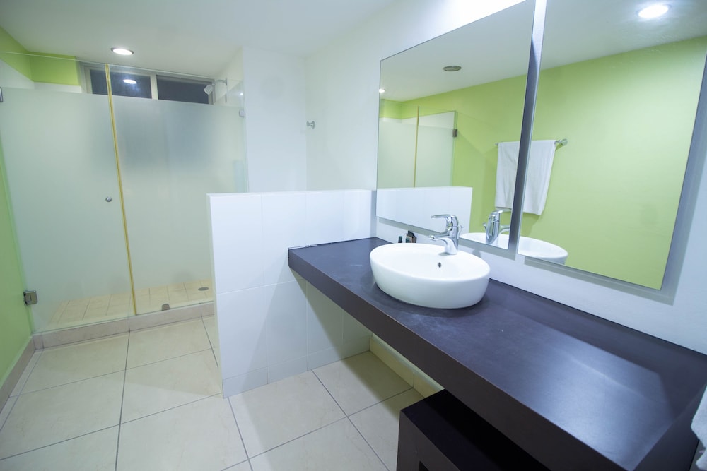 Ramada by Wyndham Acapulco Hotel  Suites - Property Image 9