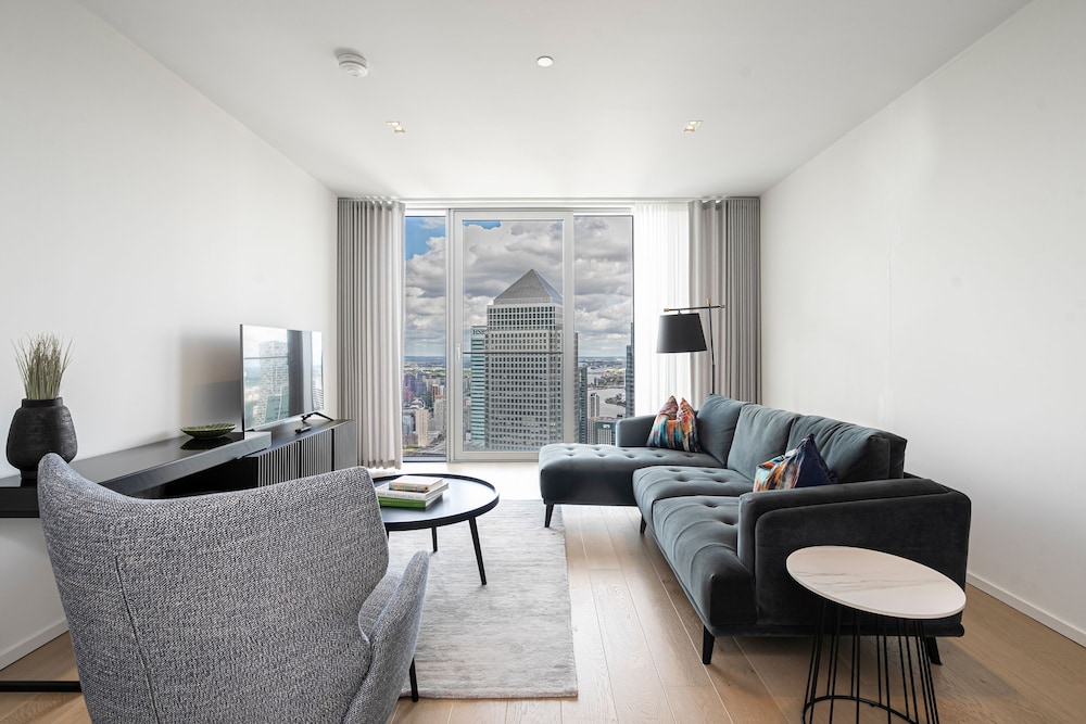 Sensational Two-bedroom Apartment by the River
