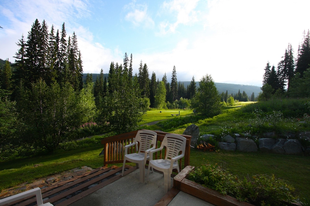 Sun Peaks Vacations - The Pinnacle Lodge - Property Image 12