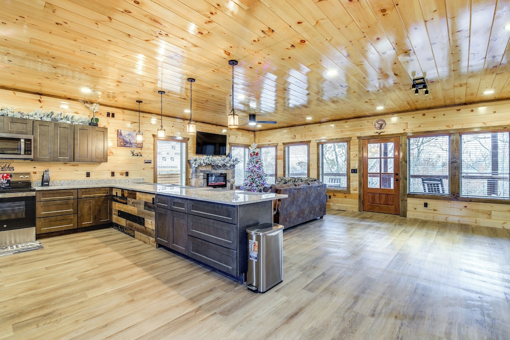 Hot Tub & Spectacular Views: Sevierville Cabin