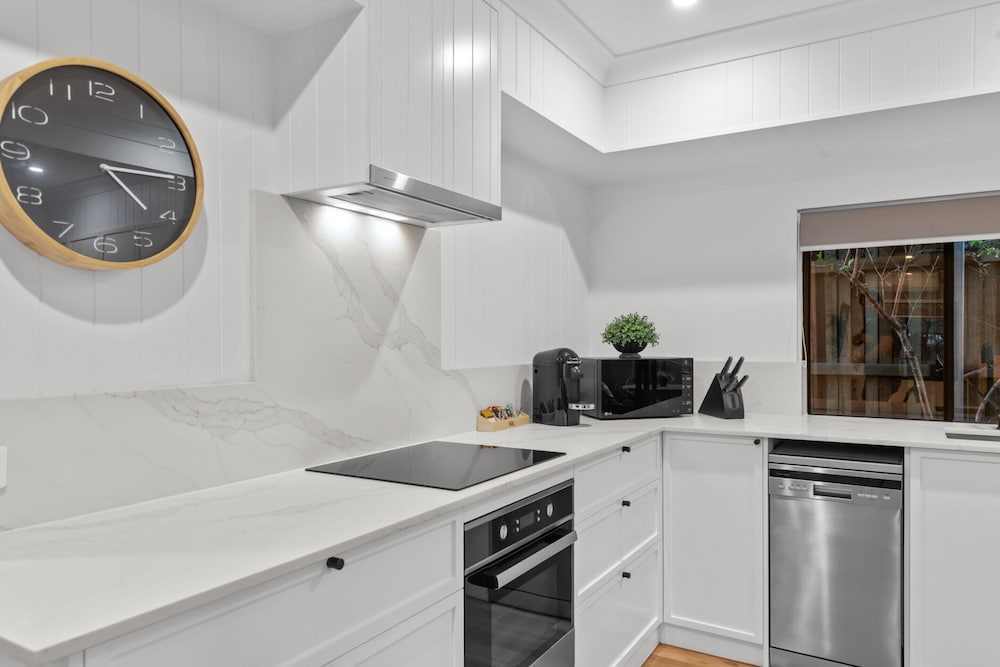 Bright 2-bed New Farm Apartment With Private Patio