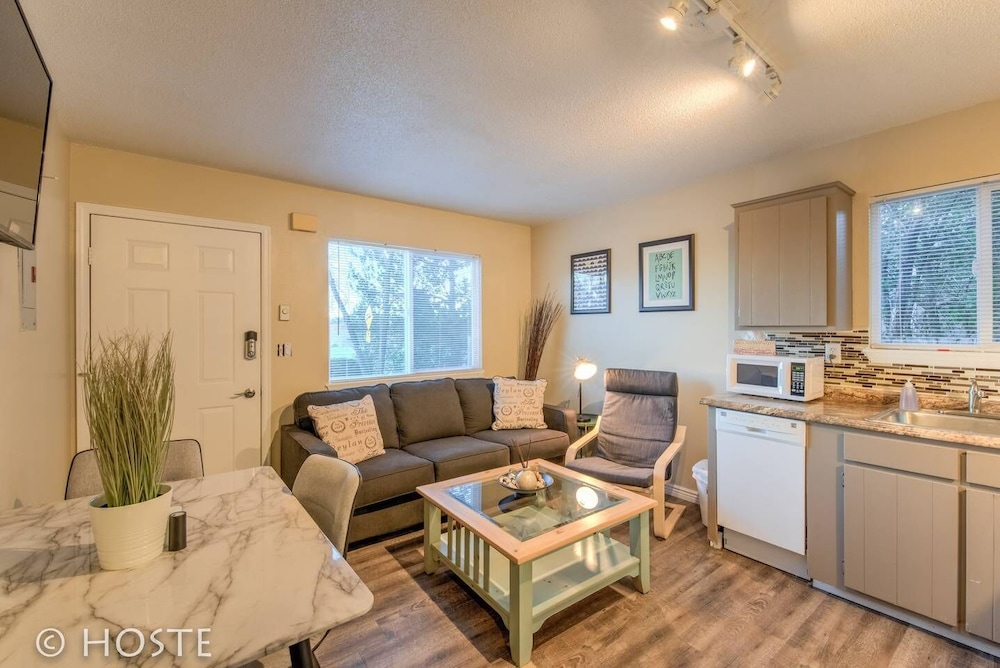 2BR Garden of the Gods Hike, Dine, Nightlife! view 3