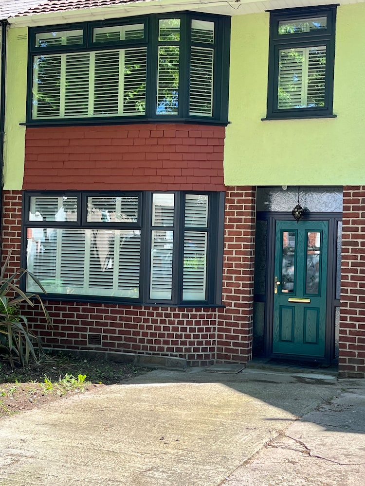 Cardiff - Sleeps 7 - Parking - Jacuzzi - Garden