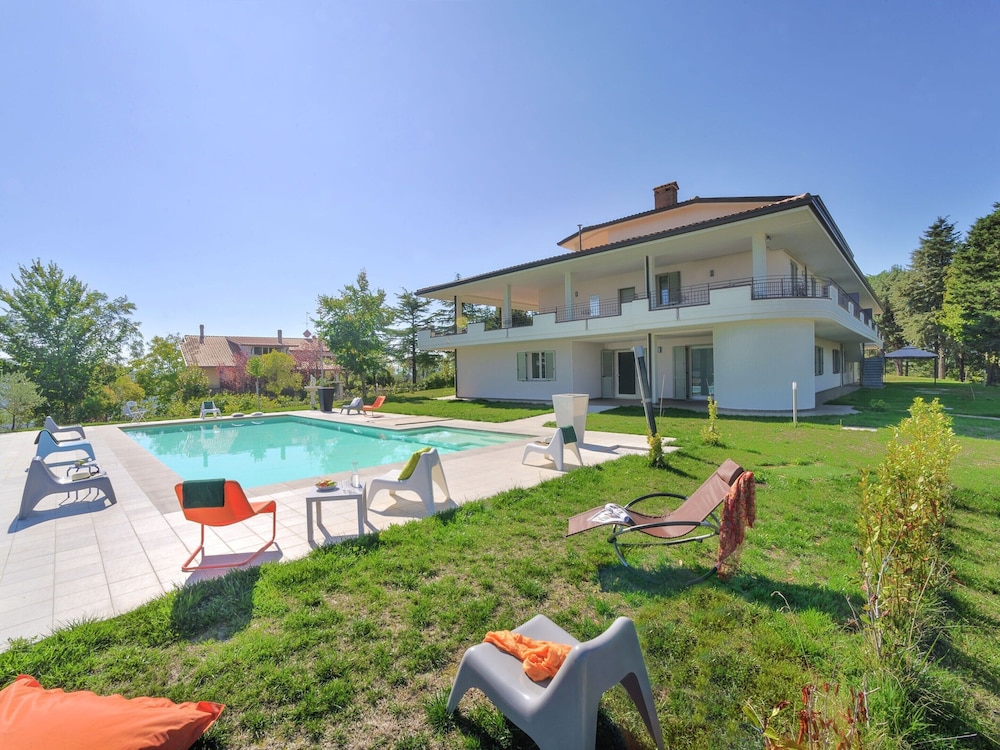 Spacious Villa With Pool photo 5