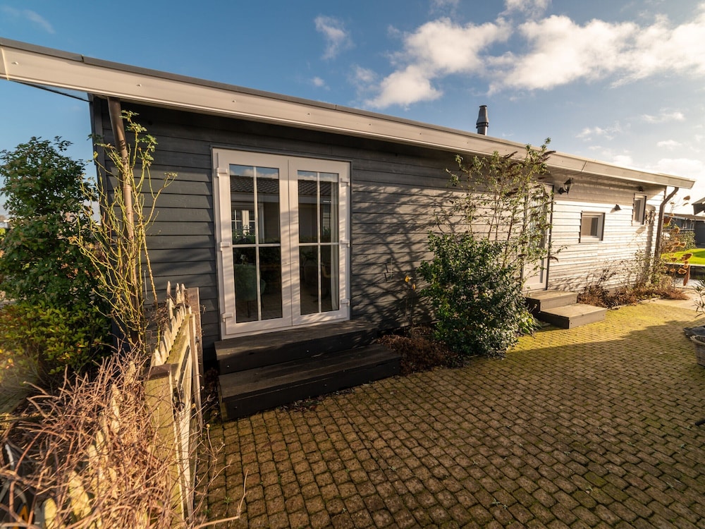 Canal-side Stay, Giethoorn view 2