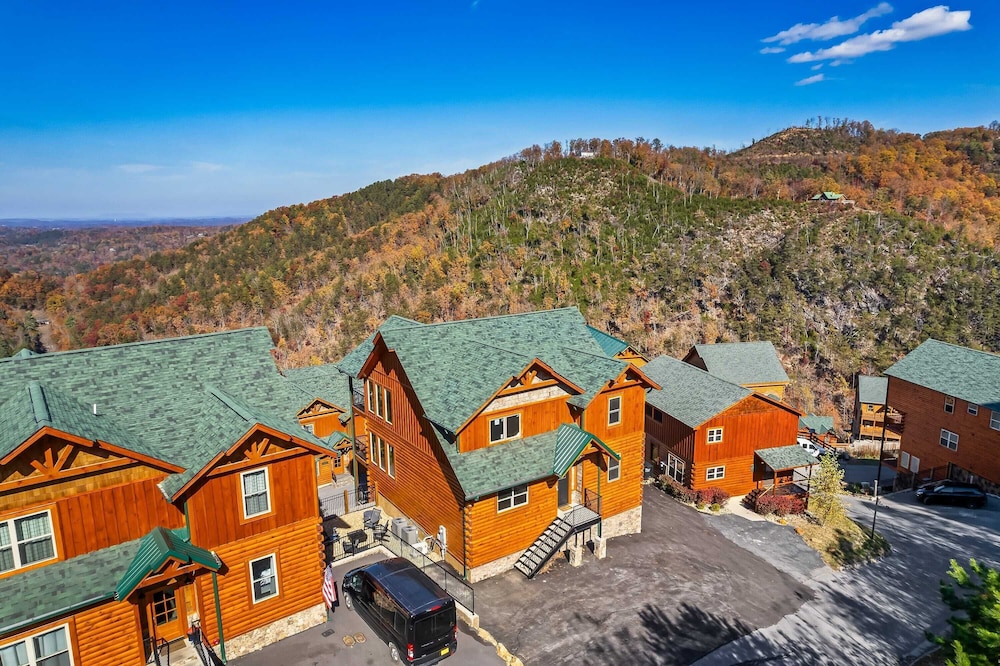All Fun & Games by Avantstay Indoor Pool, Game Room, Theater, Mountain Views Near Pigeon Forge & Dollywood