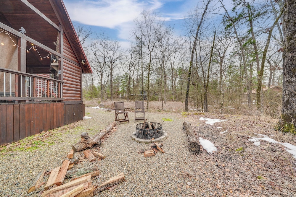 Hot Tub + Fire Pit: Broken Bow 'honeymoon Cabin'